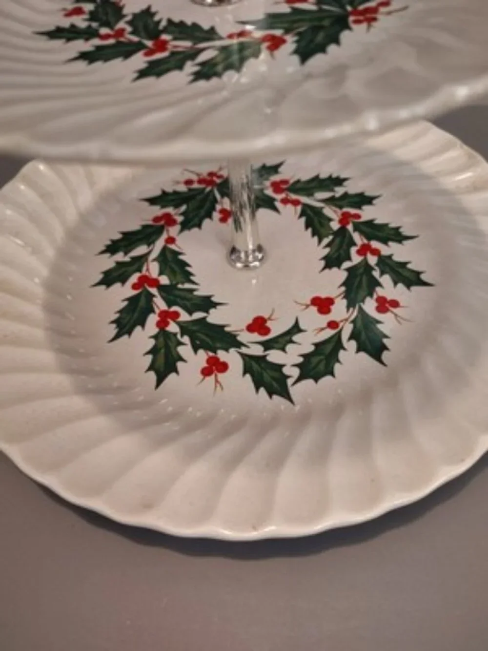 CHRISTMAS PLATE 3 TIERS OF 10, 7AND 6 INCH PLATES IN A HOLLY PATTERN BEAUTIFUL